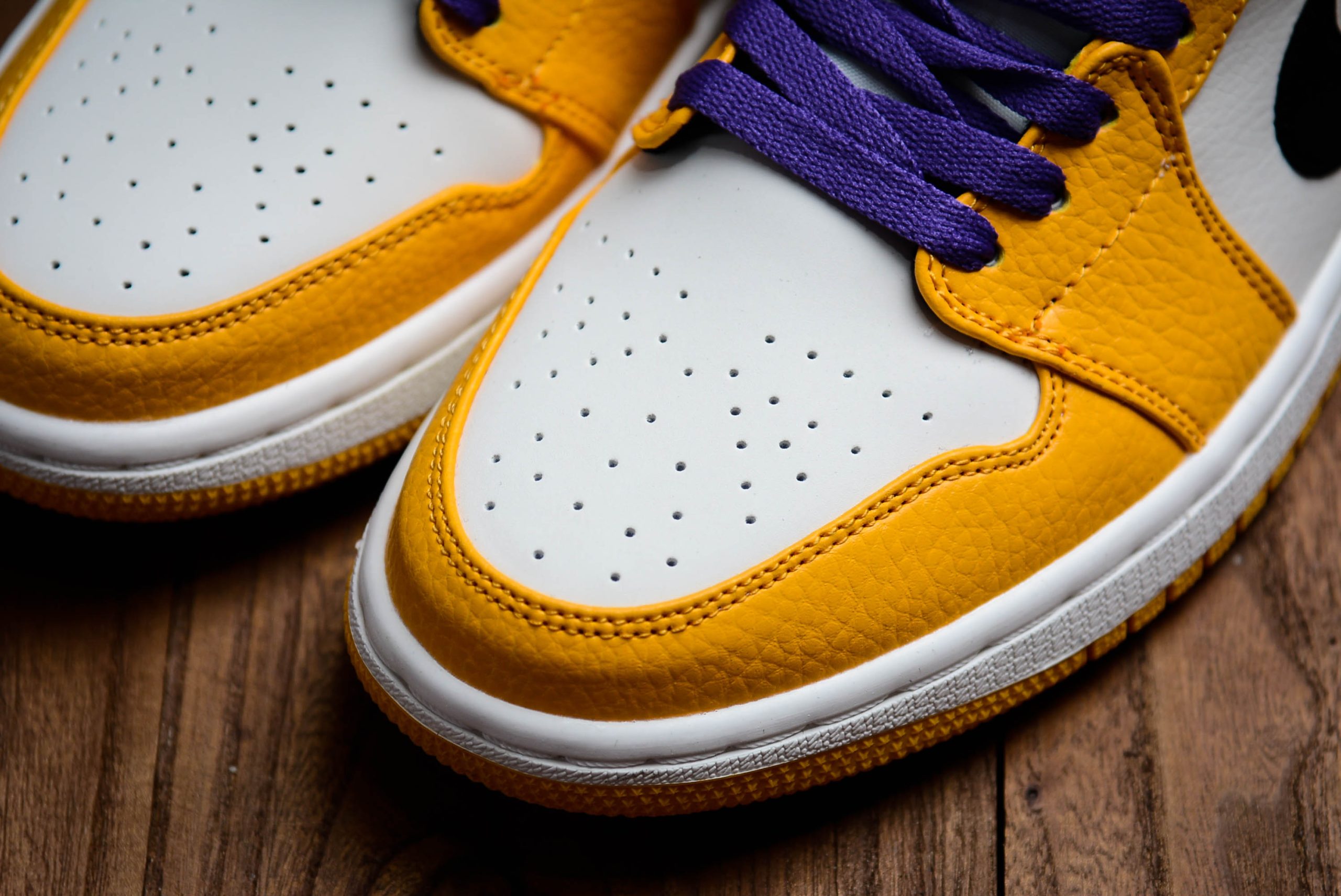 Jordan 1 Mid SE Lakers
