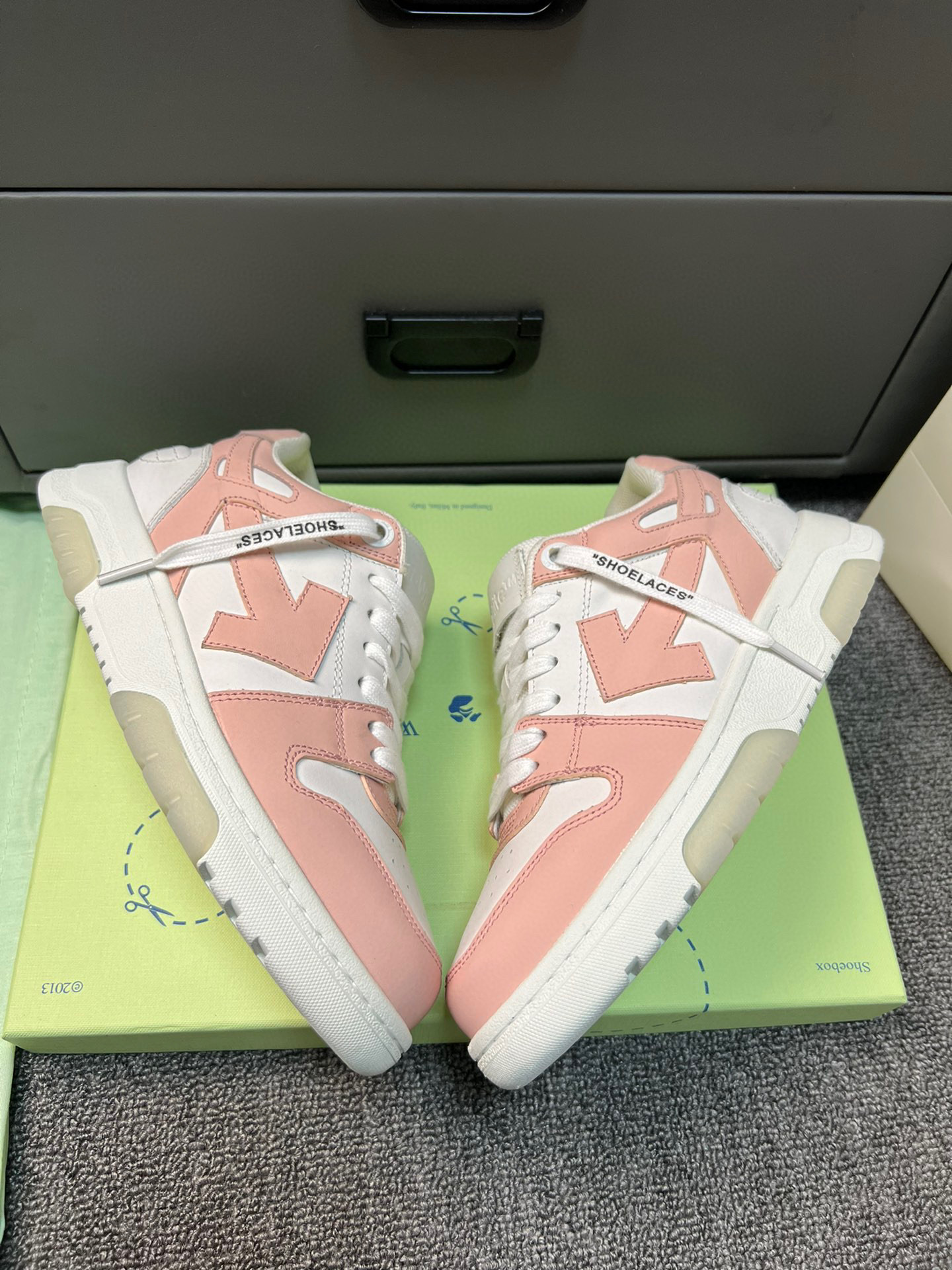 OFF-WH*TE Out Of Office “OOO” Low Tops White Pink