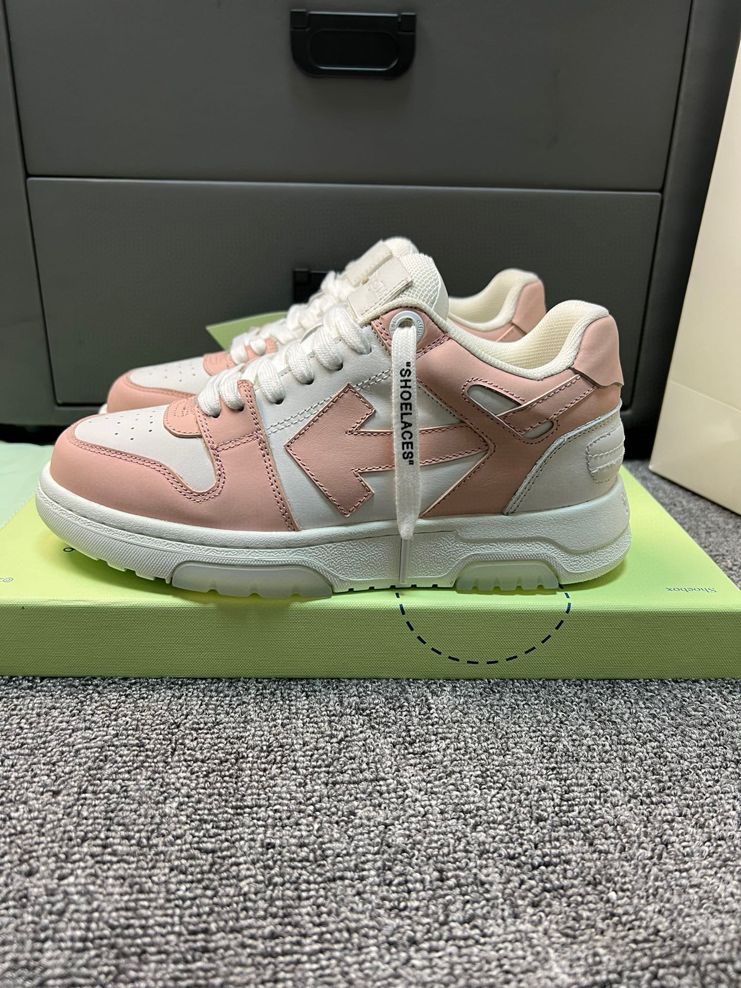 OFF-WH*TE Out Of Office “OOO” Low Tops White Pink