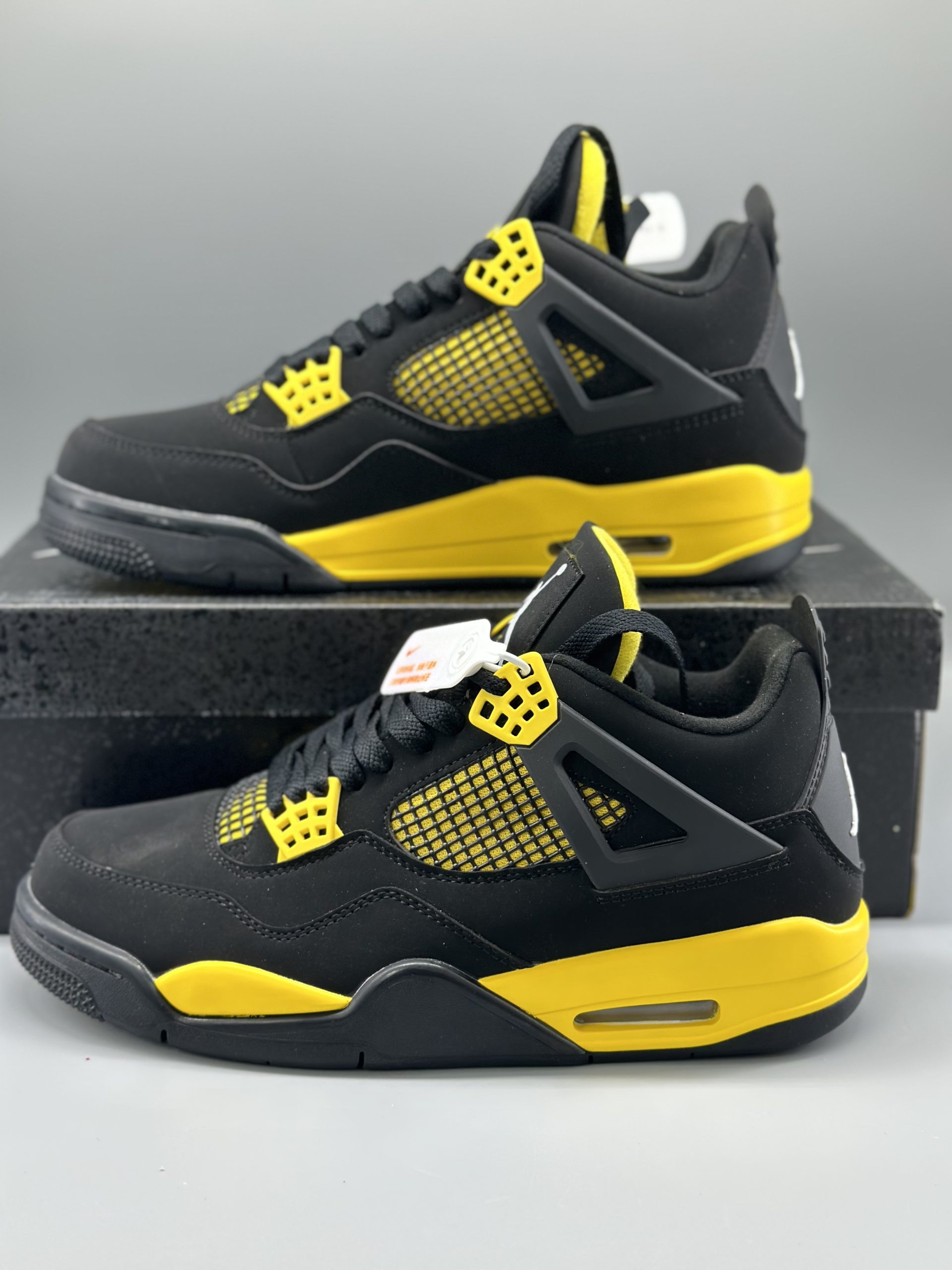 Jordan 4 Retro Thunder (2023)