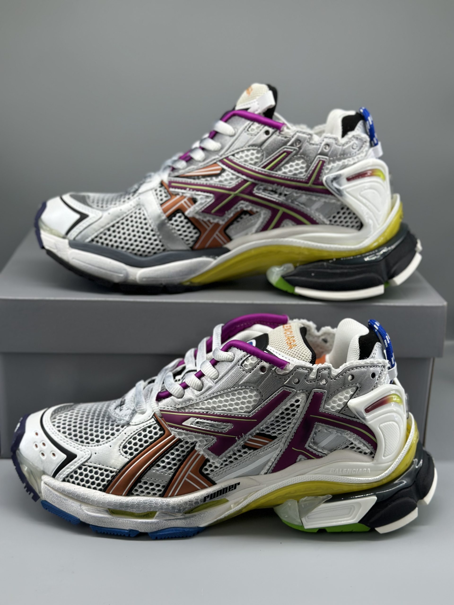 【FLASH SALE】 Balenciaga Runner Multicolor  677403W3RB68123