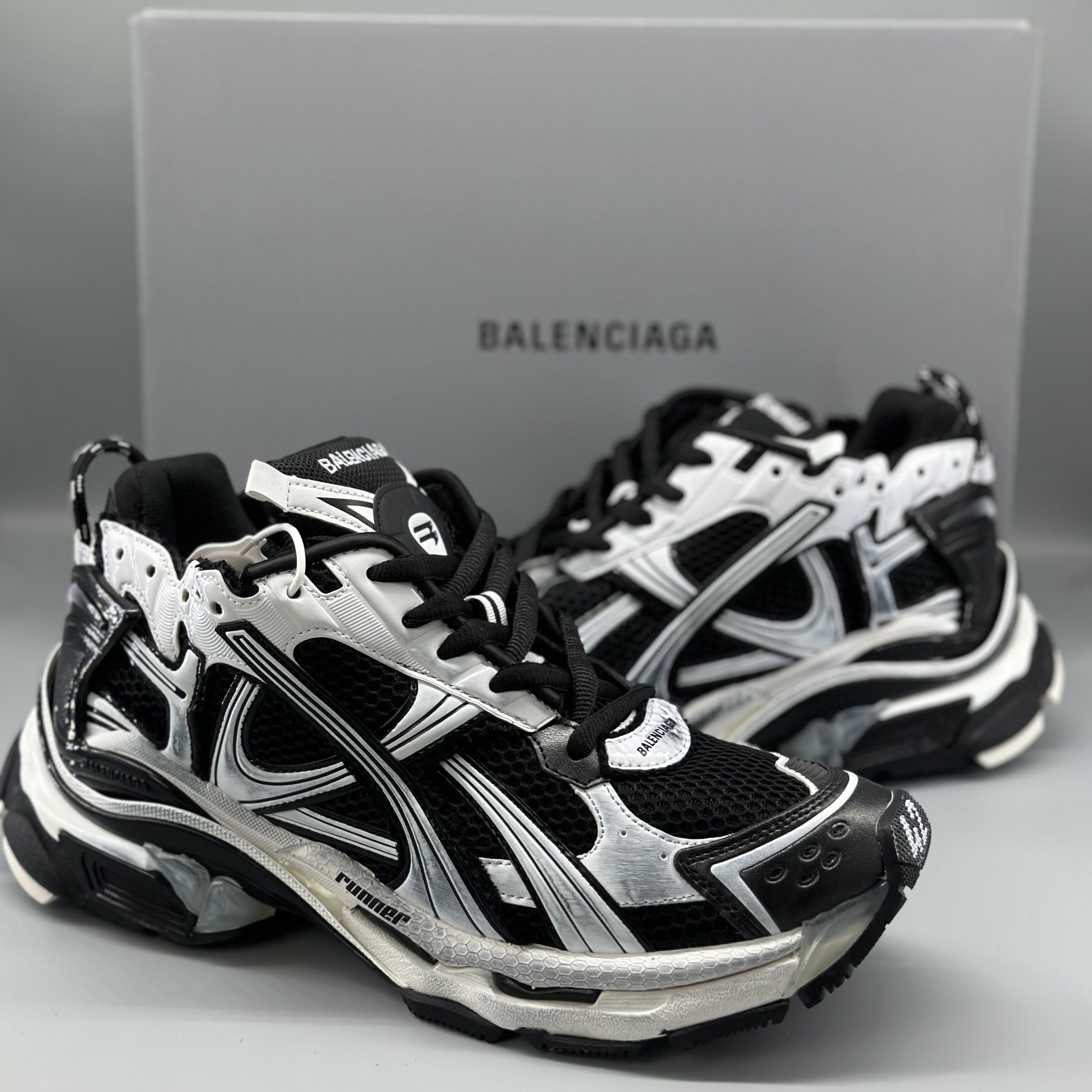 Balenciaga Runner White Black White 677403W3RB29010