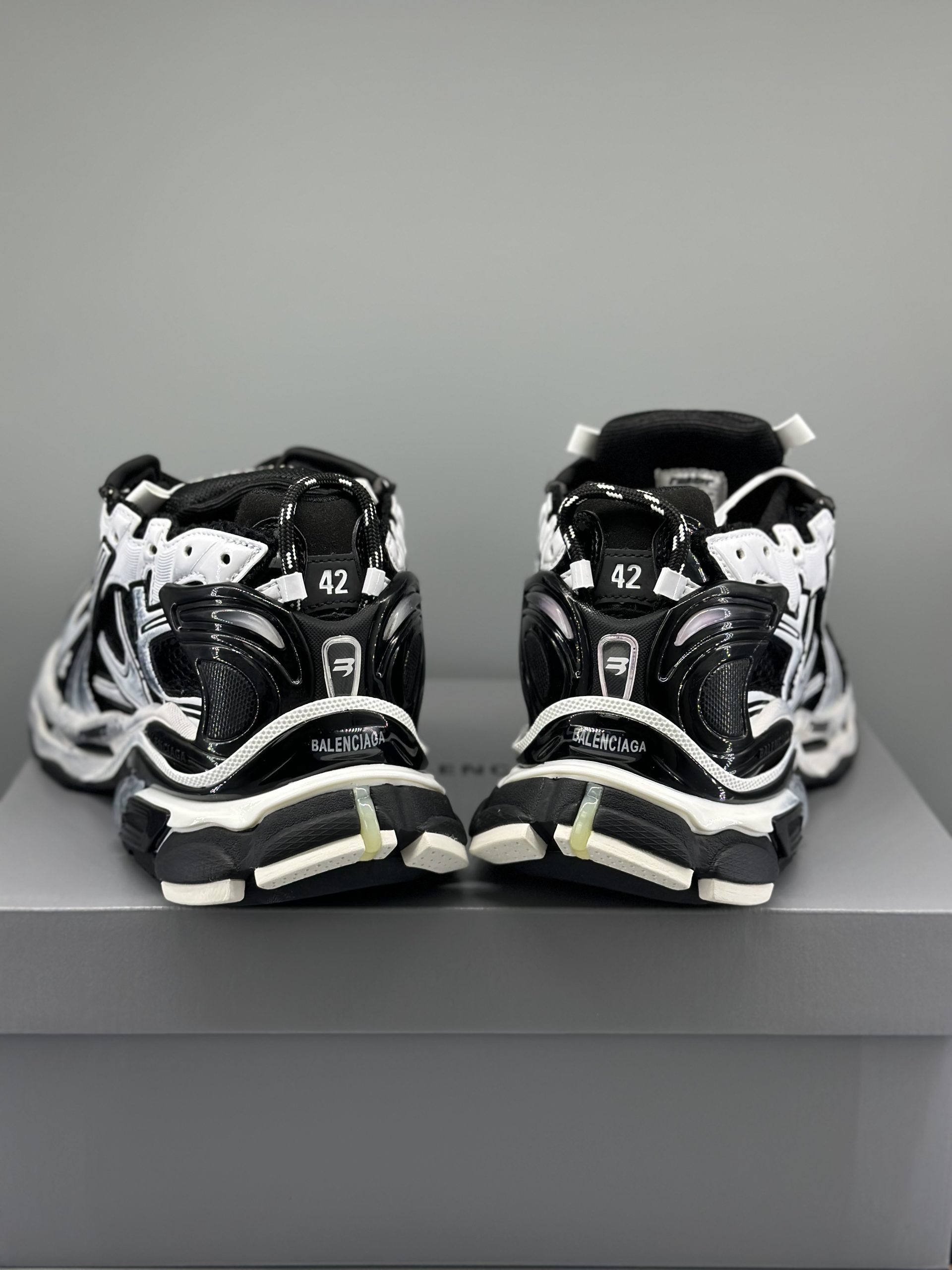 Balenciaga Runner White Black White 677403W3RB29010