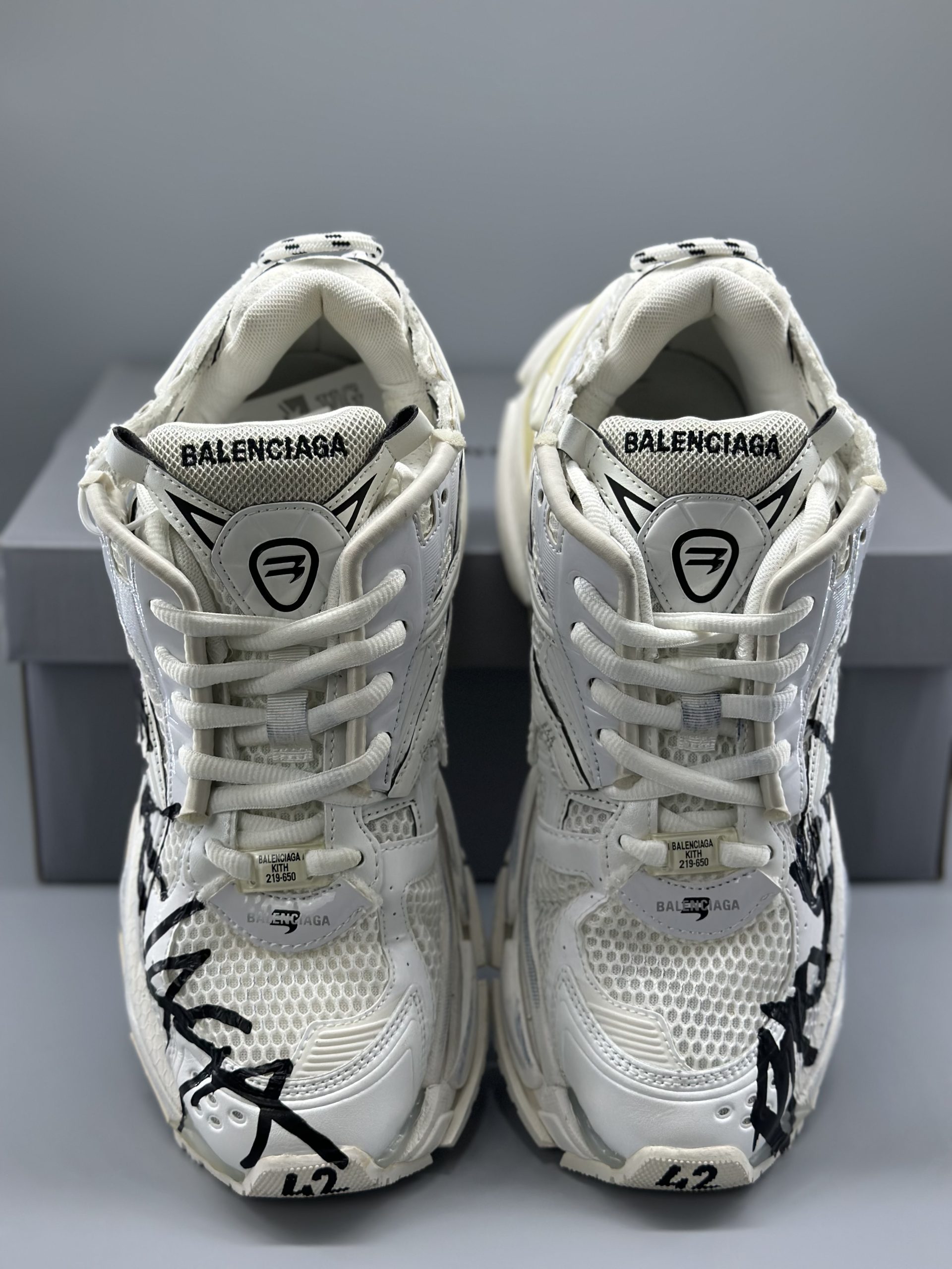 Balenciaga Runner Graffiti White 677403W3RBQ9010
