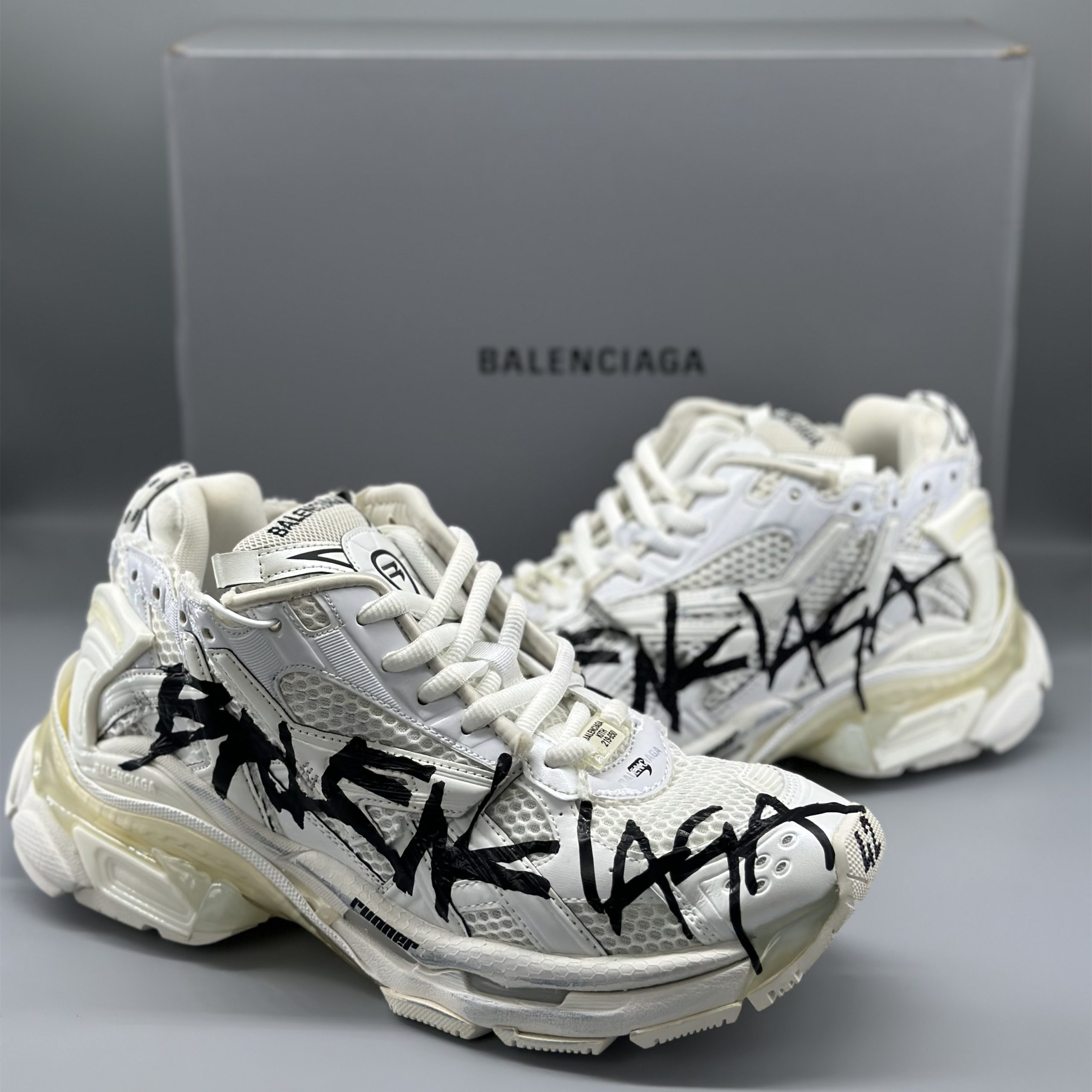 Balenciaga Runner Graffiti White 677403W3RBQ9010